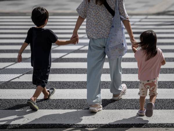La tasa de alumbramientos de Japón cayó en 2023 a su nivel más bajo desde 1899, y el resto del mundo desarrollado sigue su ejemplo. Una calle en Tokio.