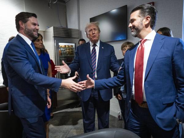 Donald Trump Jr. (der.) jugó un papel decisivo en la elección de JD Vance (izq.) como compañero de fórmula de su padre.