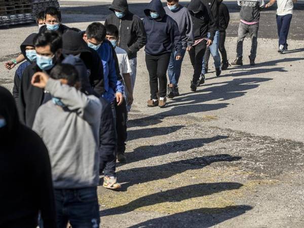 Fotografía de archivo donde aparece un grupo de personas deportadas provenientes desde los Estados Unidos a Guatemala, en la Fuerza Aérea Guatemalteca, en Cuidad de Guatemala.