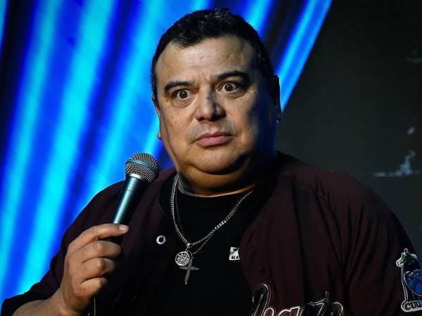 El comediante hondureño Carlos Mencía se declaró en los últimos días no culpable de 12 cargos por delito grave que alegan que no informó ni pagó impuestos sobre más de $8 millones en ingresos en Los Ángeles, California, Estados Unidos. Mencía, de 58 años, compareció detrás de un vidrio en un área de custodia de un tribunal del condado de Los Ángeles durante su lectura de cargos, cuando un juez también redujo su fianza de $250,000 a $50,000.