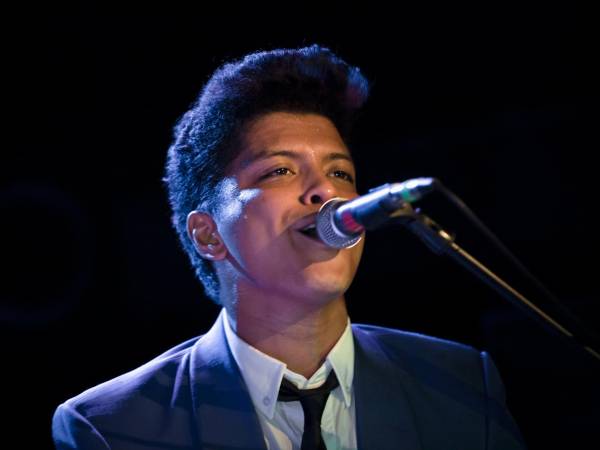 En una de sus primeras facetas, Bruno Mars, hoy de 39 años, fue baladista de música contemporánea.