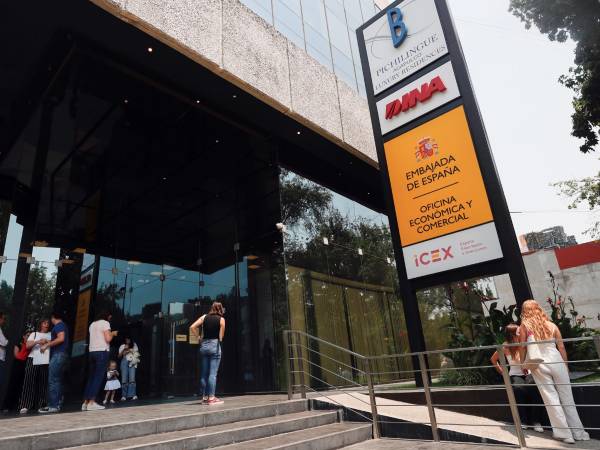 Personas vistas a las afueras de la sede administrativa de la embajada de España, este martes en Ciudad de México.