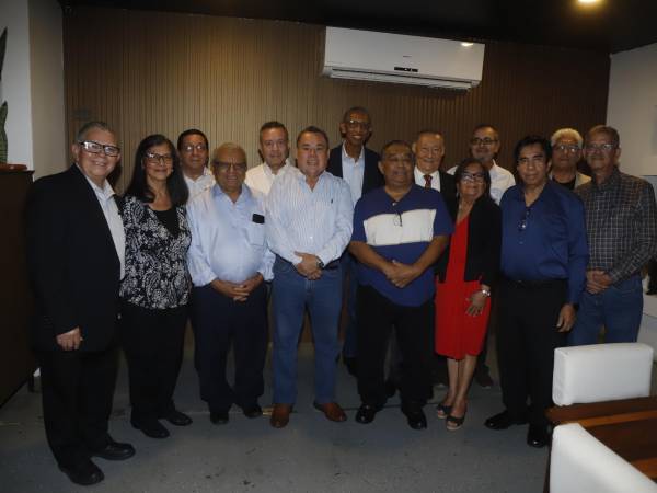 Los exestudiantes de la promoción 1974 celebraron 50 años de haber culminado sus estudios de secundaria, año en el que recibieron su título de Perito Mercantil y Contador Público.