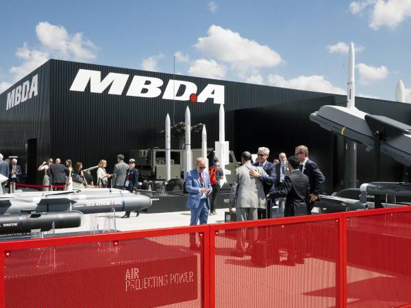 La empresa de defensa MBDA construirá seis misiles tierra-aire para Gran Bretaña. Stand en una feria en París. (Dmitry Kostyuko para The New York Times)