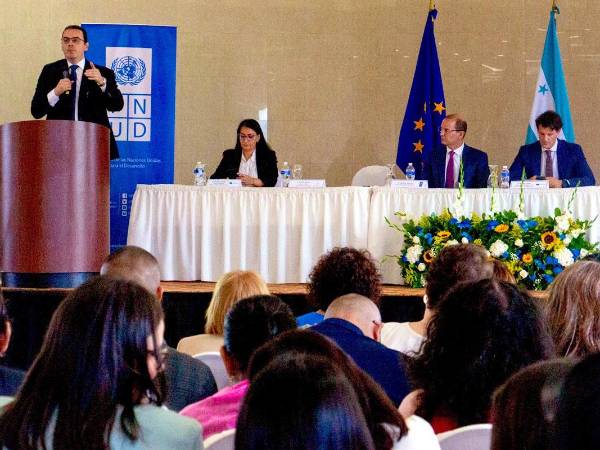 Kelvin Aguirre, consejero del CNE, durante su participación.
