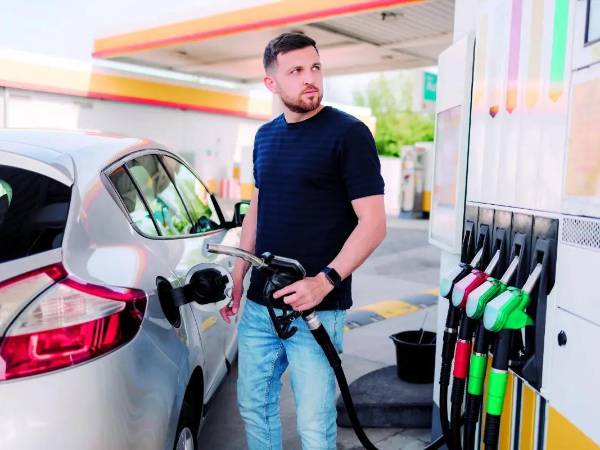 La Secretaría de Energía (SEN) informó que los nuevos precios de los combustibles que entrarán en vigor el próximo lunes 27 de julio responden a factores internacionales que han presionado al alza el mercado de los hidrocarburos, entre ellos el recrudecimiento de las tensiones geopolíticas en Medio Oriente y las restricciones en importantes rutas marítimas para el transporte de petról