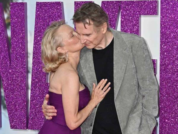 Pamela Anderson y Liam Neeson en la premier de “The Naked Gun”.