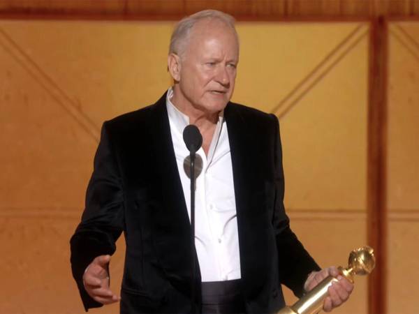 Stellan Skarsgård al momento de recibir su Globo de Oro al mejor actor de reparto.