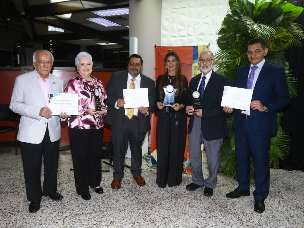 Adamarga, Carmen Chahín y Marco Rietti posando con sus reconocimientos en la gala Sentimientos y Colores 2024.