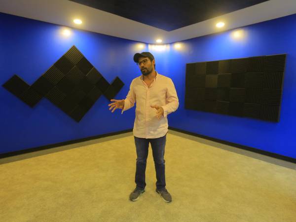 Irving Cruz, docente de fotografía y producción audiovisual, dio un recorrido al equipo de LA PRENSA para conocer el estudio.