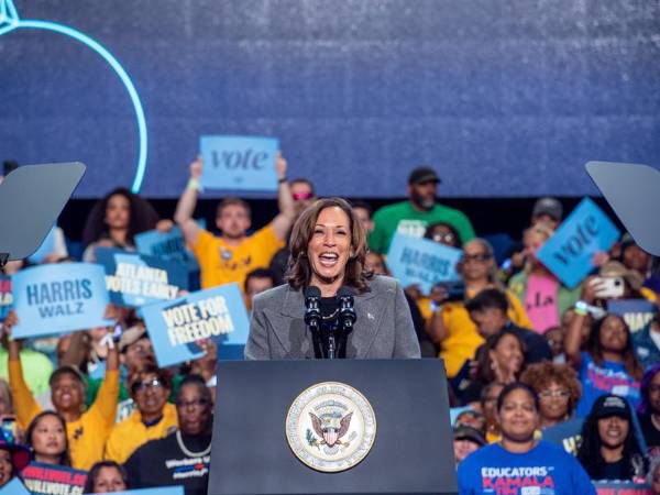 Kamala Harris aventaja a Trump en el voto latino en varios estados clave, según sondeo.