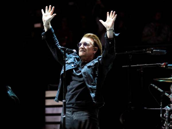 El cantante irlandés Bono, líder de la agrupación U2.