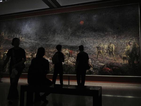 La obra de arte “Puesta del sol — Diciembre 1937 en Nanjing” se exhibió en una muestra en Beijing.