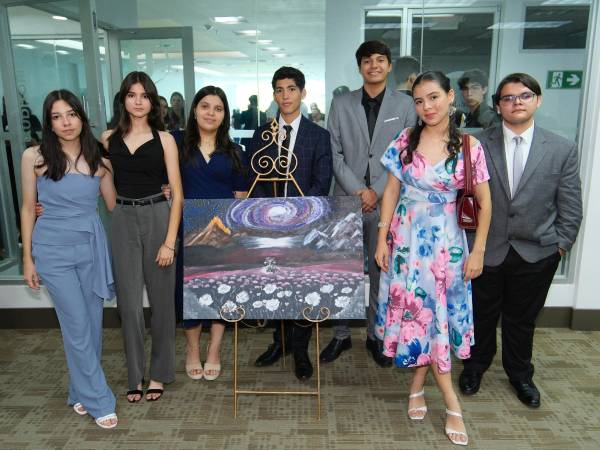Fabiola Paz, Valeria Lara, María José Villatoro, Guillermo Gómez, Erick Villegas, Candy Pizzati y Leonardo Palacio junto a su obra “Solitario Invencible”.