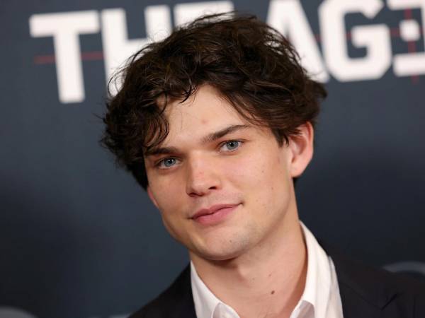 Homer Gere ha dado mucho de qué hablar tras su apasionada escena de amor con Sydney Sweeney en el último episodio de “Euphoria”. El actor, que interpreta a la estrella de cine Dylan Reid en la serie de HBO Max, dejó atónitos a los espectadores con una escena íntima y apasionada con el personaje de Sweeney, Cassie Howard.