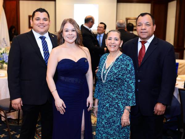 En una fina recepción celebrada en el salón Bristol del Hotel Hilton de San Pedro Sula se presentó a la nueva junta directiva del periodo 2026-2027, de Usula Rotary Club. Durante el evento se juramentó a Carlos Antúnez Jr. como el presidente electo de dicho periodo. En la imagen: Carlos Antúnez Jr., presidente electo del Usula Rotary Club, junto a su esposa, Beranguelly Paguada, y sus padres: Suyapa y Carlos Antúnez.