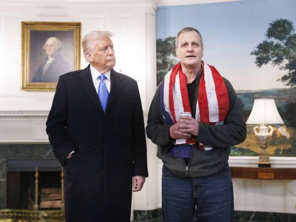 El presidente de EEEU, Donald Trump le da la bienevenida a Mark Fogel quien fue recientemente liberado de una prisión en Rusia.