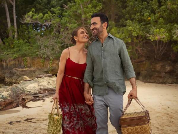La gran química entre Jennifer López y Brett Goldstein quedó patente este miércoles por la noche. Los coprotagonistas de Office Romance se mostraron muy cariñosos mientras posaban en la alfombra roja de la presentación de Netflix 2026 en los estudios Sunset Pier 94 de Nueva York.