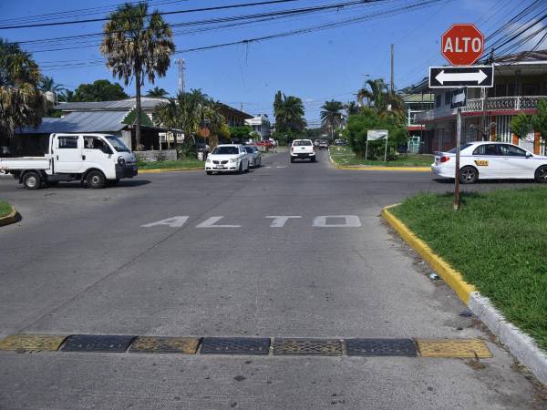 En La Ceiba urge una educación vial de los conductores, esta intersección de la avenida Cabañas y la calle 13 del barrio Independencia es donde se registran más accidentes que han cobrado la vida de personas, a pesar de estar señalizada.