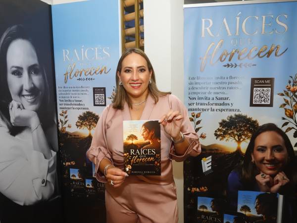 Marcela Morales durante la presentación de su obra: Raíces que florecen.