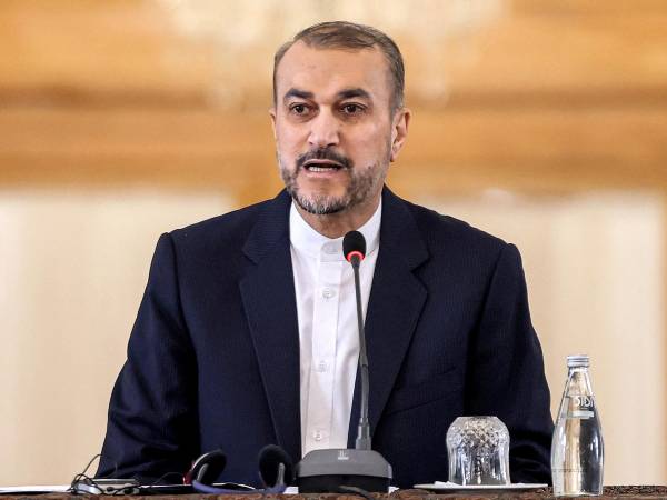 El canciller iraní Hossein Amir-Abdollahian durante una conferencia de prensa en Teherán.