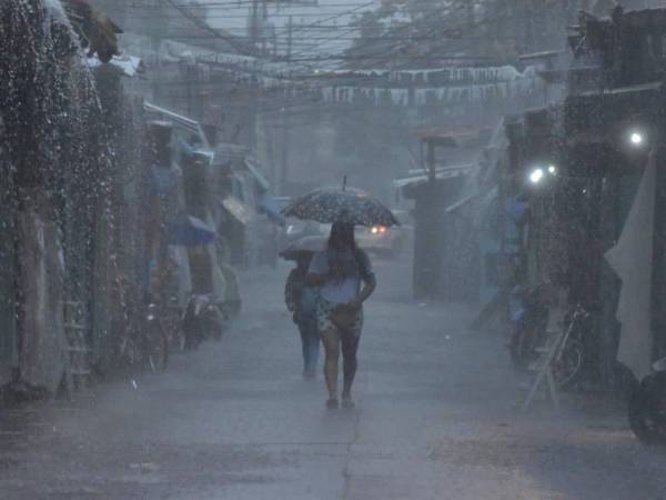 Un día lluvioso en el centro de San Pedro Sula. Fotografía de archivo.