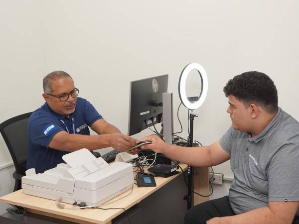 Migración habilitó centros de emisión de pasaportes en los principales aeropuertos del país para atender emergencias de viajeros y evitar la pérdida de vuelos.