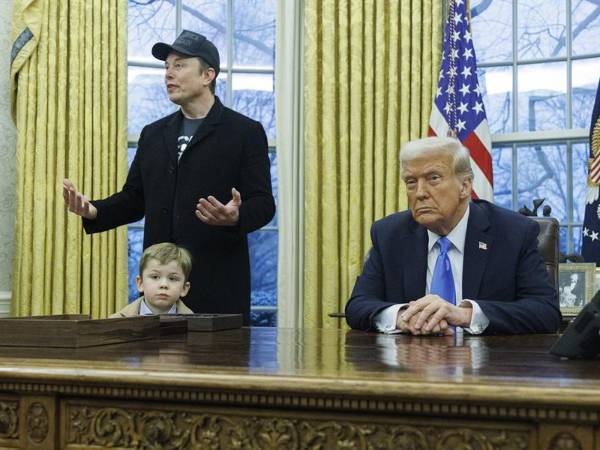 Elon Musk junto a Trump en la oficina oval de la Casa Blanca.