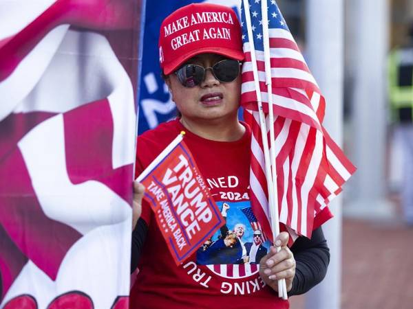 Partidarios de la campaña del candidato presidencial republicano Donald J. Trump participan en la votación anticipada en persona, en el lugar de votación del Centro de Gobierno del Condado de Fairfax en Fairfax, Virginia, Estados Unidos.