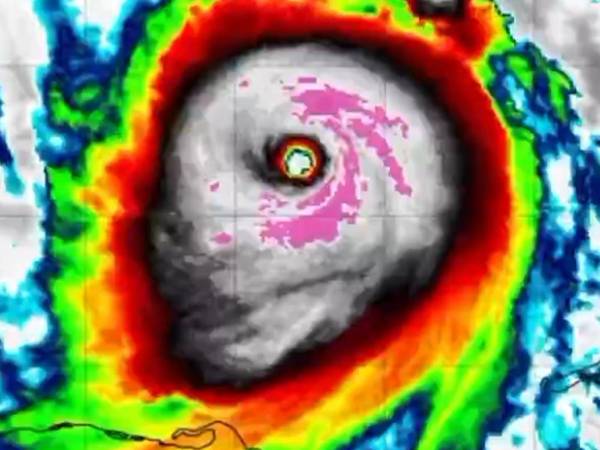 El ojo del huracán Milton junto a las bandas que lo rodean formar una figura de calavera.