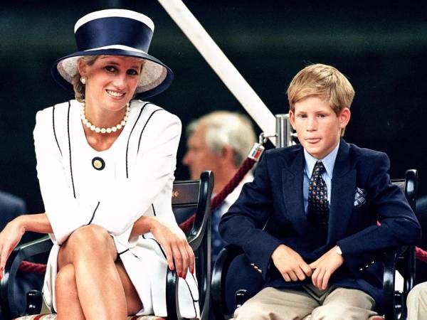 La princesa Diana junto a su hijo, el príncipe Harry, en una linda foto del recuerdo de los años 90.