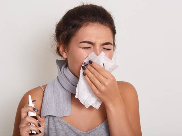 La sinusitis crónica se define como obstrucción nasal, drenaje nasal, presión facial y/o disminución del sentido del olfato.