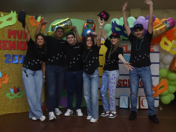 Juventud. Los “seniors” 2026 posaron felices para la foto del recuerdo.