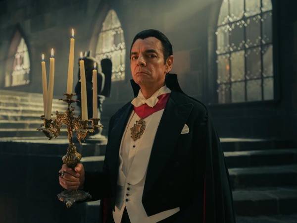 Fotografía cedida por Televisa Univision de Eugenio Derbez durante una escena de la serie ‘Y llegaron de noche’, producción basada en hechos reales y que gira en torno a un grupo de latinos que realizó una versión en español del largometraje ‘Drácula’ de 1931.