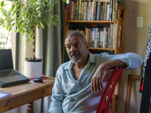 Algunos comandantes ignoran las denuncias de tortura, dijo Jeremy Vearey, ex alto oficial de policía.