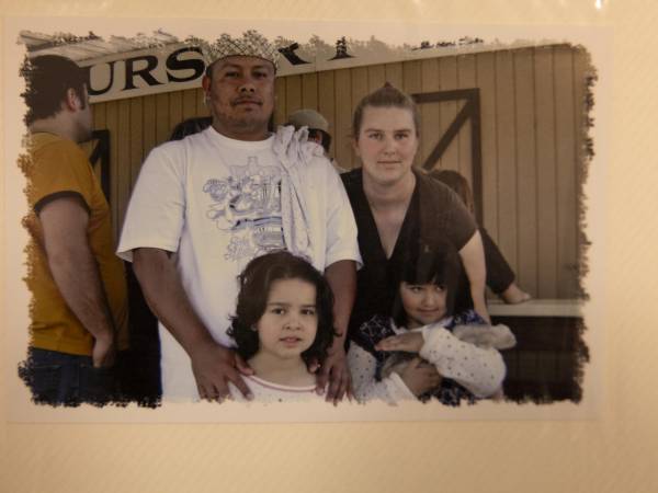 Jennifer Mendoza Arias perdió a su marido, Eduardo, en un accidente de tala. Una vieja foto con dos de sus hijas.