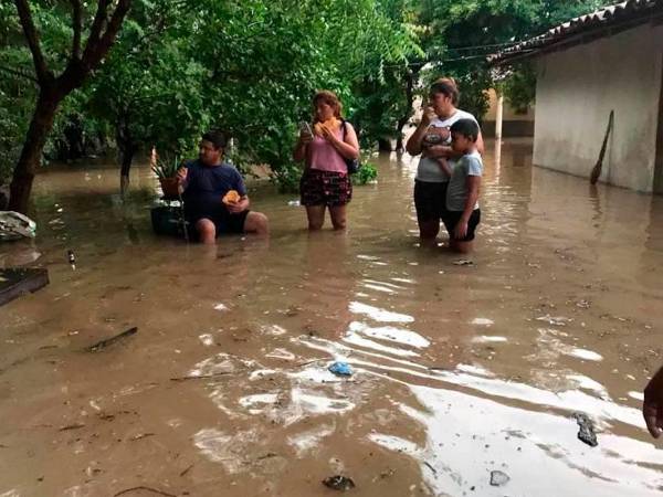 En la comunidad de El Cubulero, en la zona sur de Honduras, los habitantes enfrentan serias dificultades, con el agua alcanzando el nivel de las rodillas debido a las constantes lluvias que han azotado la zona.