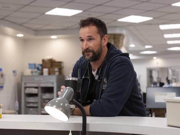 El drama médico 'The Pitt' (HBO Max) y la serie de ciencia ficción posapocalíptica 'Pluribus' (Apple TV) se perfilan como los grandes favoritos en las nominaciones de los Premios Emmy 2026.