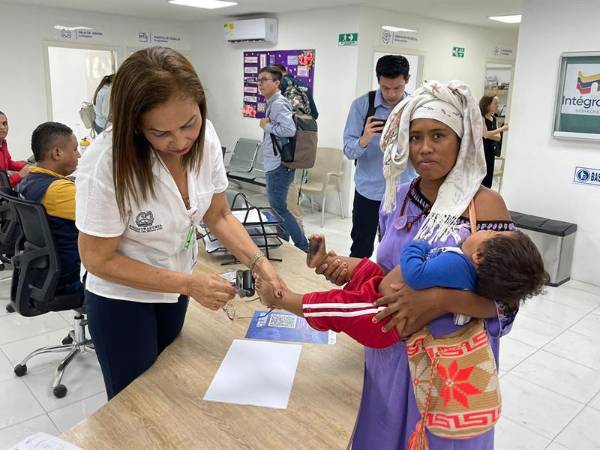 Una funcionaria de Colombia realiza el registro civil de un niño en el centro Intégrate, que atiende a población local y migrante de Venezuela con ayudas de USAID en Riohacha (Colombia).
