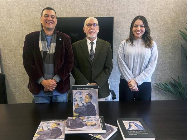 Luis Alonso Del Moral (c), autor del libro ‘Pablo Zelaya Sierra: El legado de un artista universal’, junto a Efraín Suárez Torres (i), Director del Banco Central de Honduras, y la abogada Catharin Pineda (d), representante legal del Banco Central de Honduras, durante una entrevista con EFE en la Embajada de Honduras en Madrid.