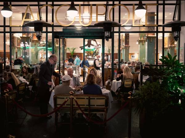 El sector gastronómico galo genera más de dls. 55 mil millones al año. Brasserie La Coupole en París.