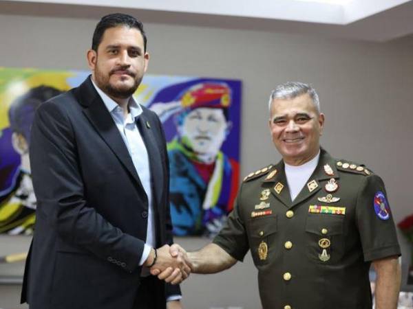 El titular de Sedena, José Manuel Zelaya (der) se reúne con Vladimir Padrino López (izq), ministro de Defensa de Venezuela.