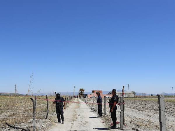 La Fiscalía del Estado de Jalisco, oeste de México, informó del hallazgo de seis sitios con restos óseos y más de 500 indicios, en cuatro puntos del predio del rancho Izaguirre, en el municipio de Teuchitlán, atribuido a uno de los carteles del narcotráfico.