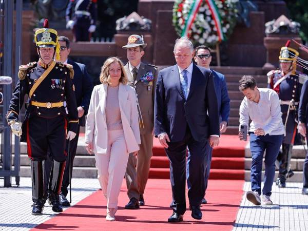 El presidente argentino, Javier Milei, y la primera ministra italiana, Giorgia Meloni, salieron al mítico balcón de la Casa Rosada para saludar al público que aguardaba en la Plaza de Mayo para verlos en persona.