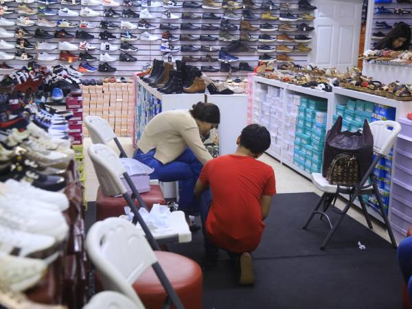 Los jóvenes son los más beneficiados con los empleos temporales por Navidad.