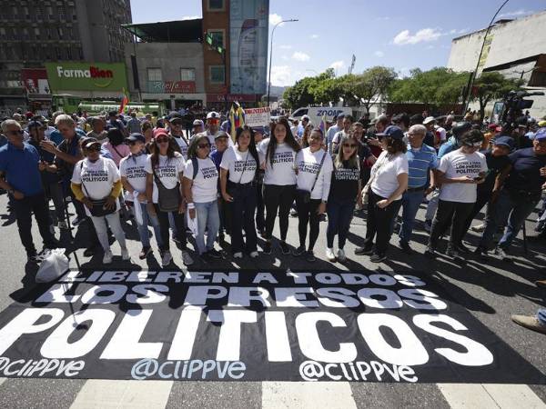 Opositores venezolanos salen a las calles de Caracas para protestar contra la investidura de Maduro.