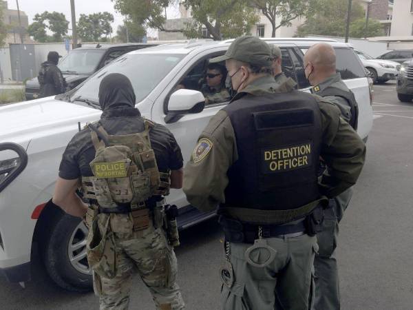 Agentes de ICE realizan operativos migratorios en Minneapolis.