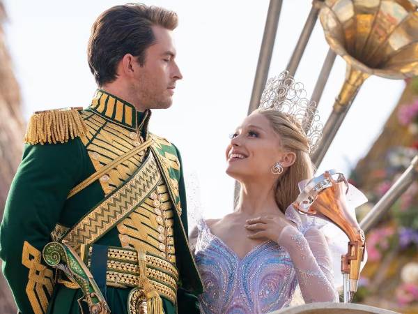 Jonathan Bailey y Ariana Grande en una escena de la película: Wicked: Por siempre