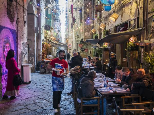 Pese al dinero que aporta el turismo a Nápoles, la Ciudad tiene una de las tasas de desempleo juvenil más altas de Italia.