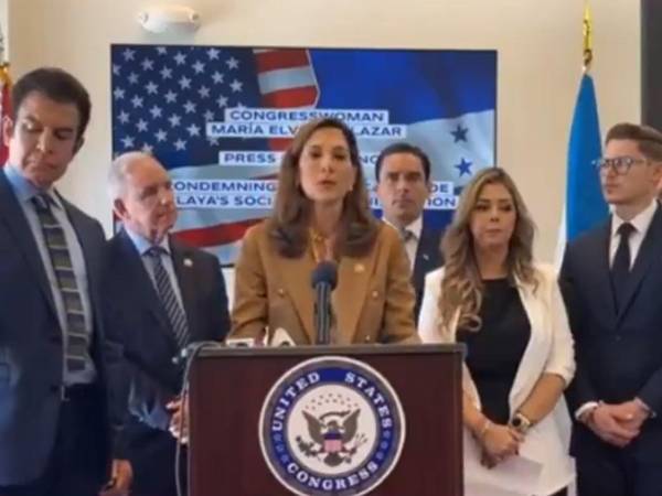 La congresista republicana María Elvira Salazar dando declaraciones.